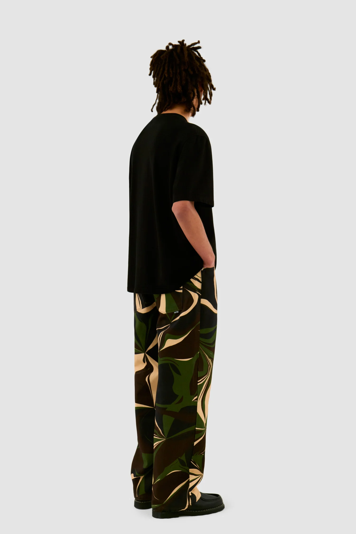 Blur Embroidery T-shirt - Black - Image 6