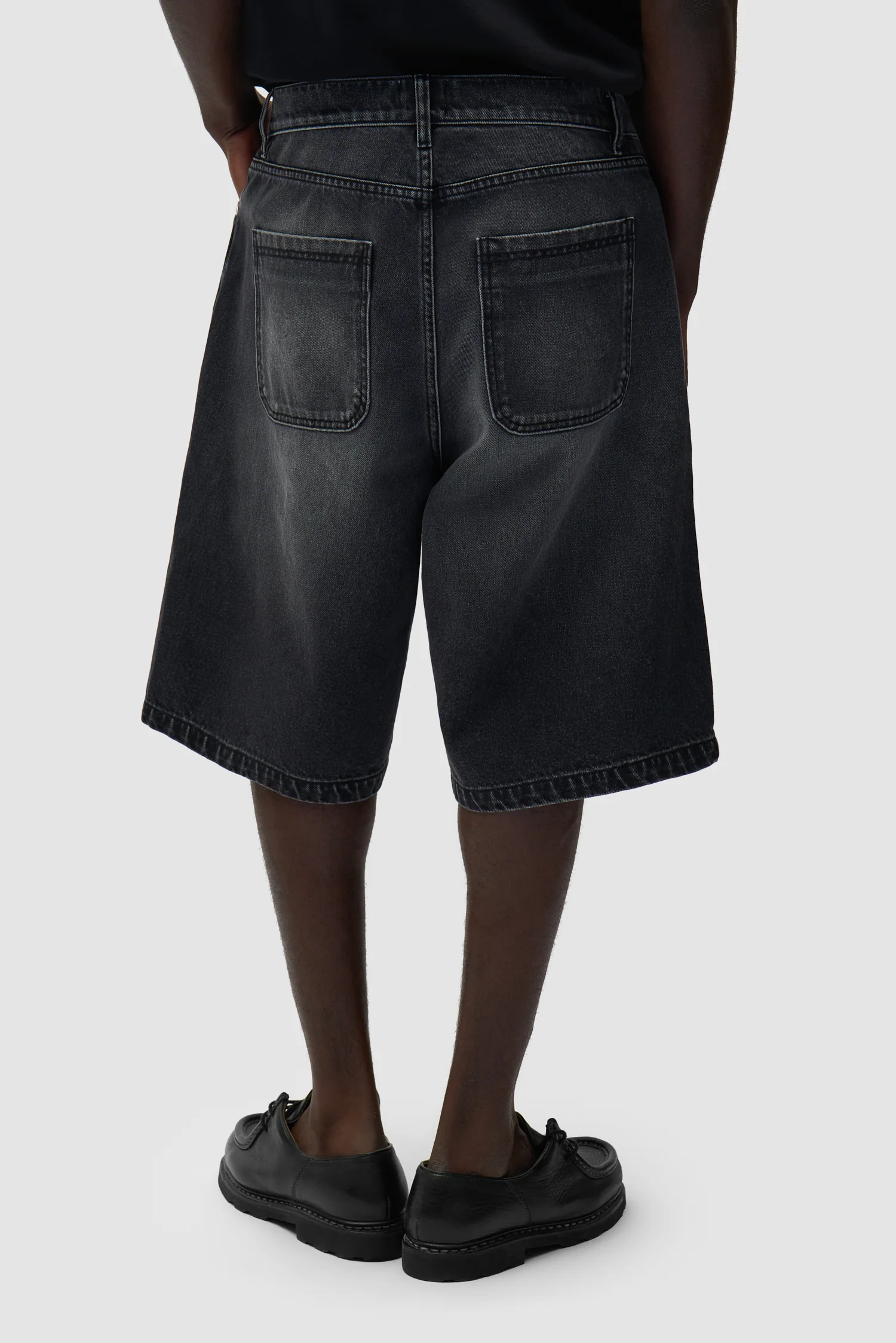 Round pocket Denim Short - Fade Black - Image 3