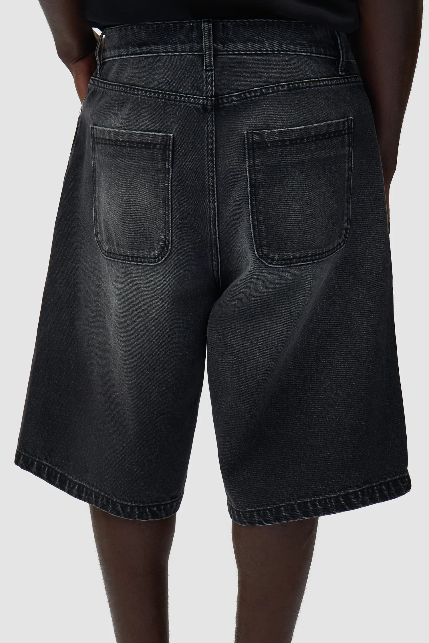 Round pocket Denim Short - Fade Black - Image 4