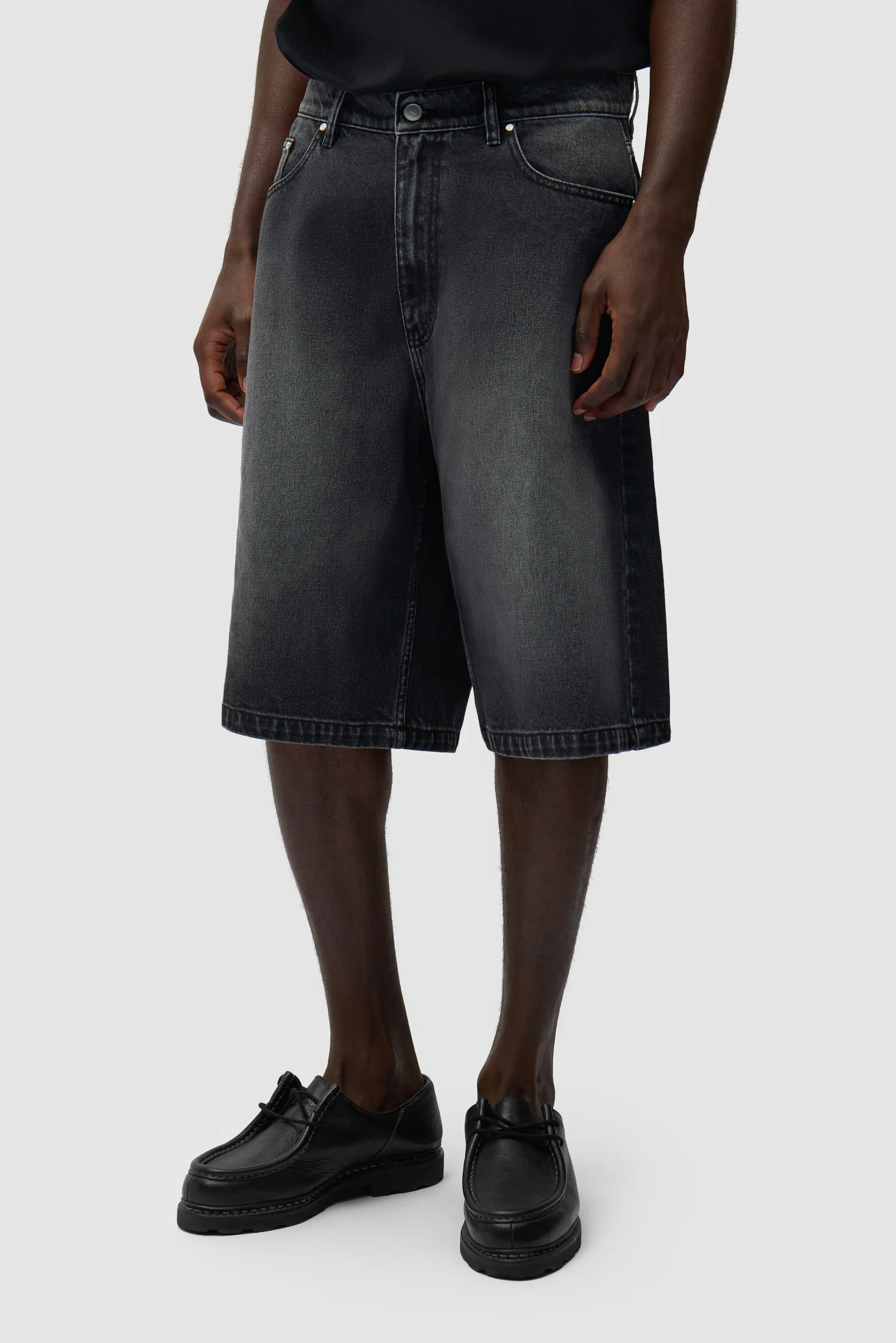 Round pocket Denim Short - Fade Black - Image 5