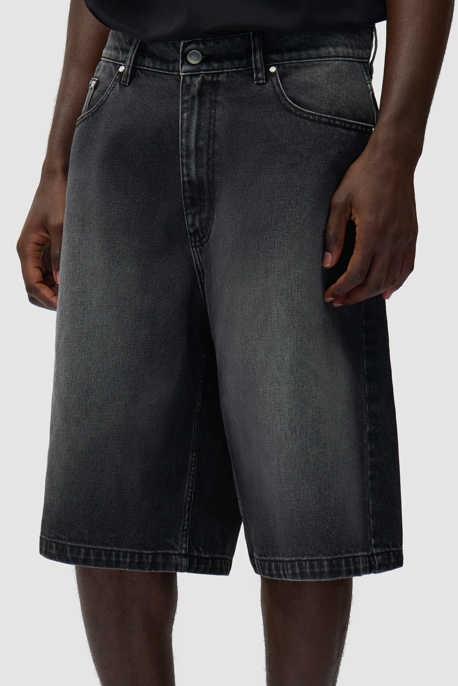 Round pocket Denim Short - Fade Black - Image 6
