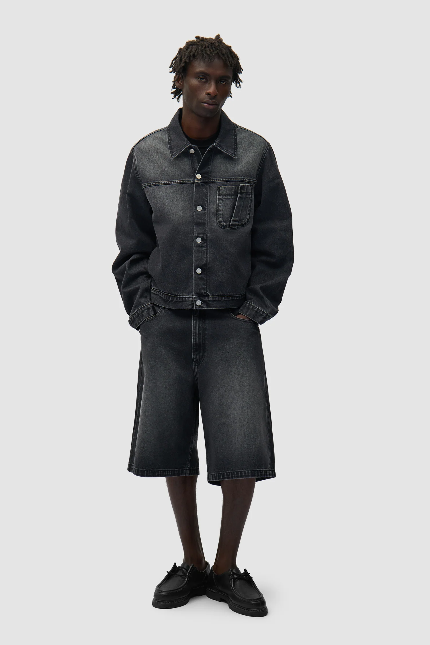 Round pocket Denim Short - Fade Black - Image 7
