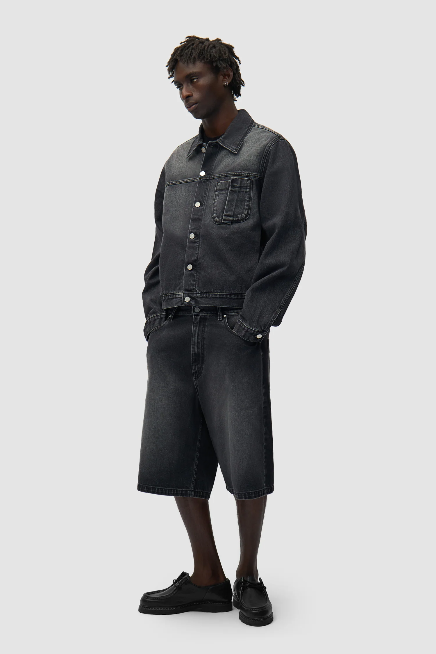 Round pocket Denim Short - Fade Black - Image 9