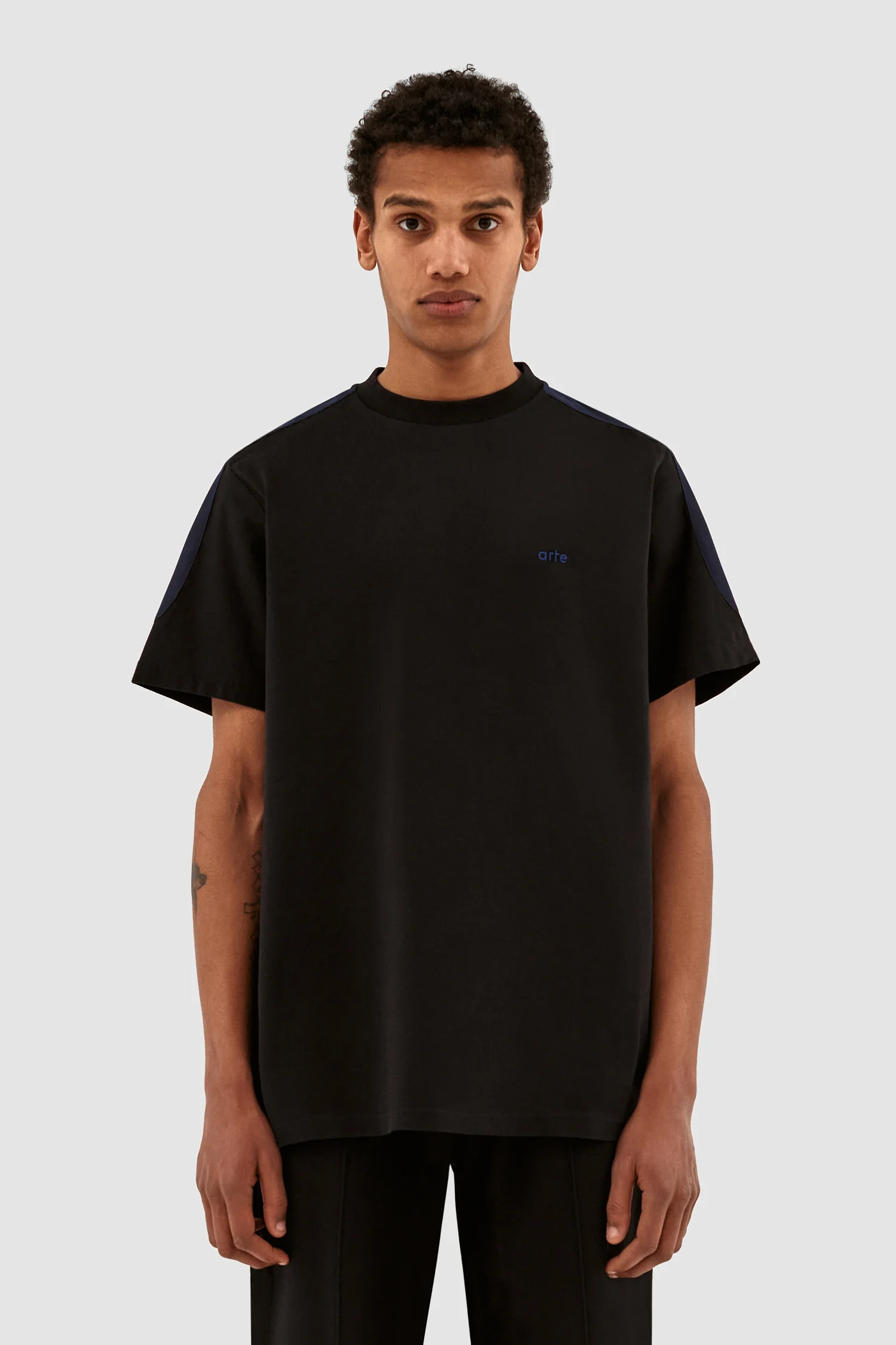 Theo T-shirt - Black - Image 2